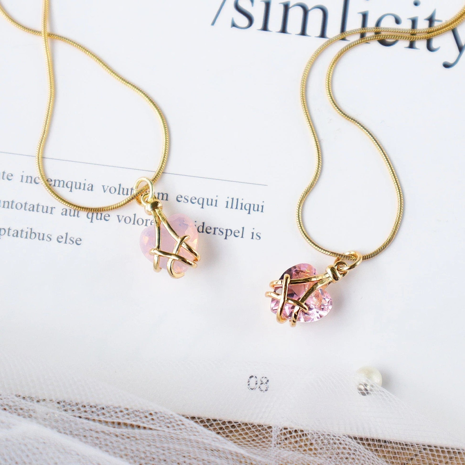 SolariaJewelry Mini Version - Diamantschloss inspirierte Halskette mit Herz Anhänger